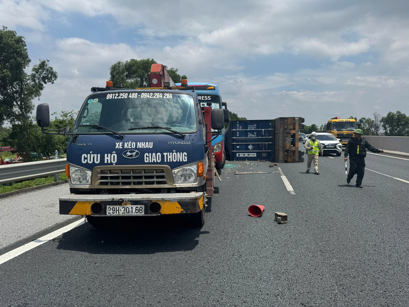 Ngay sau khi xảy ra vụ việc lãnh đạo Đội TTKS đường bộ cao tốc số 2 (Cục CSGT) và cán bộ, chiến sĩ có mặt tại hiện trường phân luồng, điều tiết giao thông, không để xảy ra ùn tắc.