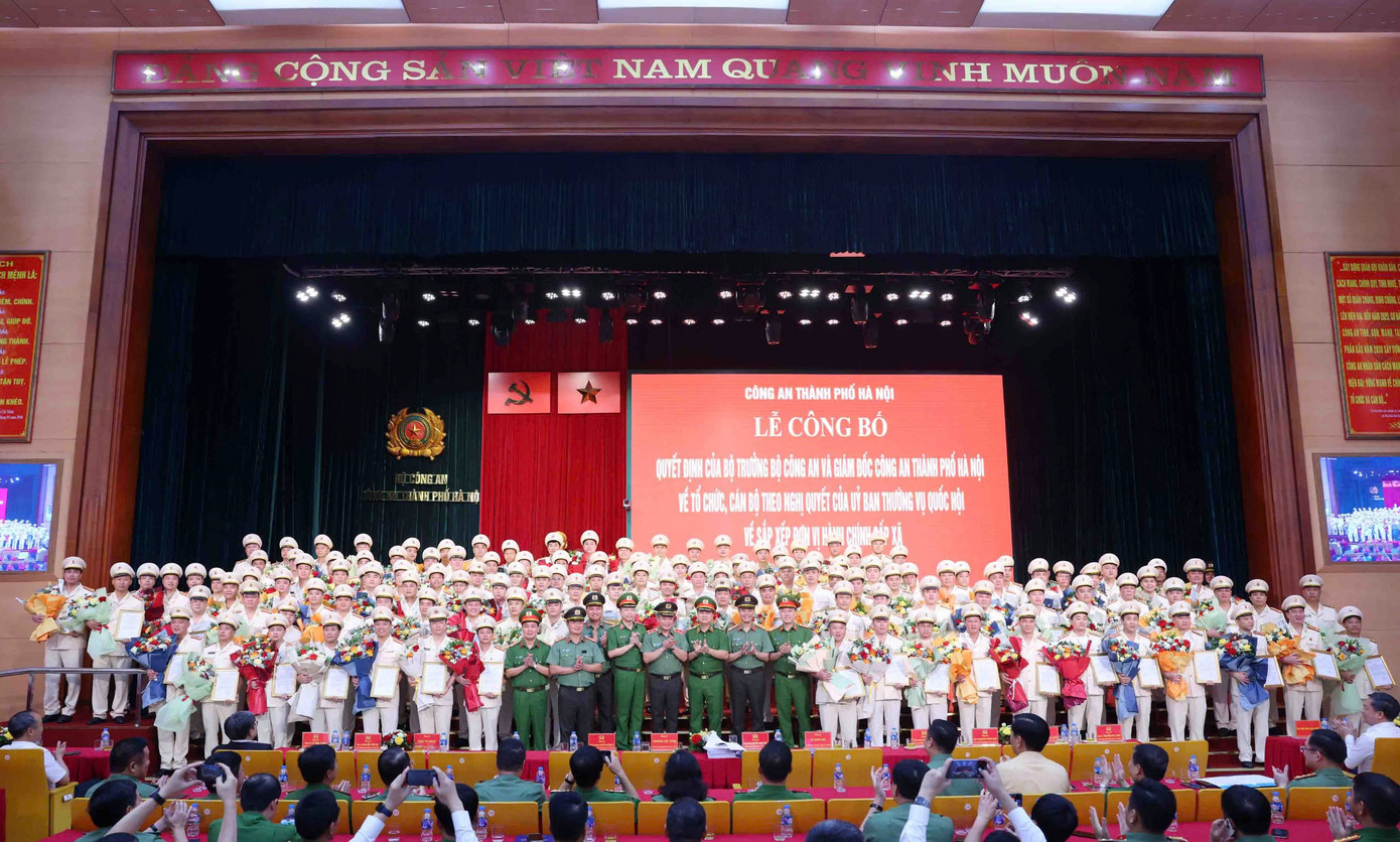 Ban Giám đốc Công an TP Hà Nội chụp ảnh cùng 126 Trưởng Công an cấp xã.