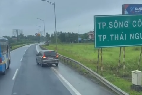 Hình ảnh ô tô đi lùi trên cao tốc.