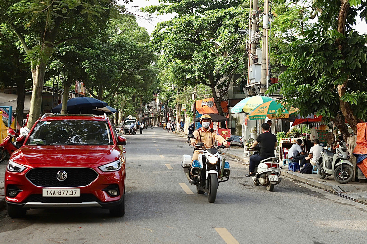 Trên các tuyến đường, lực lượng CSGT túc trực phân luồng từ xa.