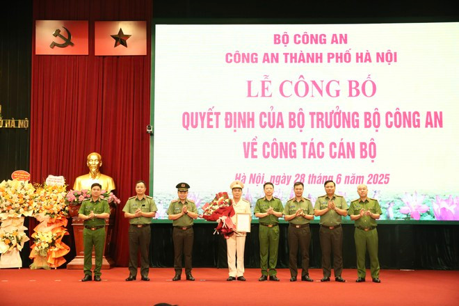 Đảng uỷ, Ban Giám đốc Công an TP Hà Nội tặng hoa chúc mừng Đại tá Lê Văn Tuân. Ảnh: Lam Thanh/ANTĐ.