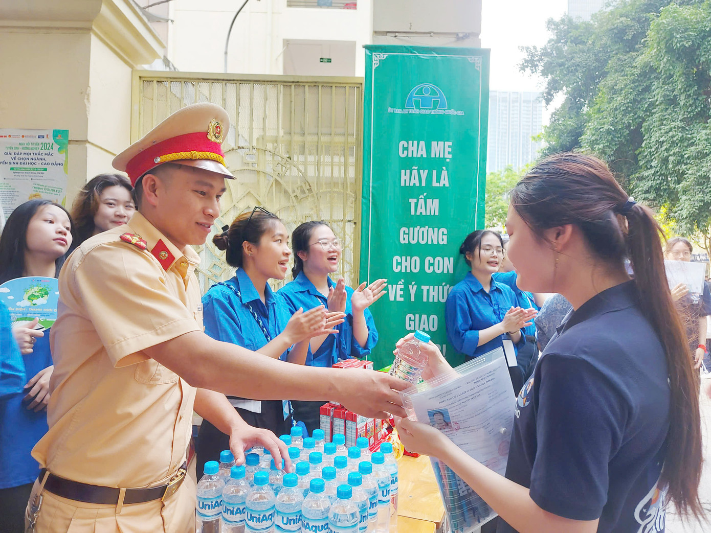Trong sáng 7/6, tình hình an ninh trật tự, an toàn giao thông tại các điểm thi trên địa bàn TP Hà Nội được bảo đảm, không xảy ra ùn tắc giao thông.