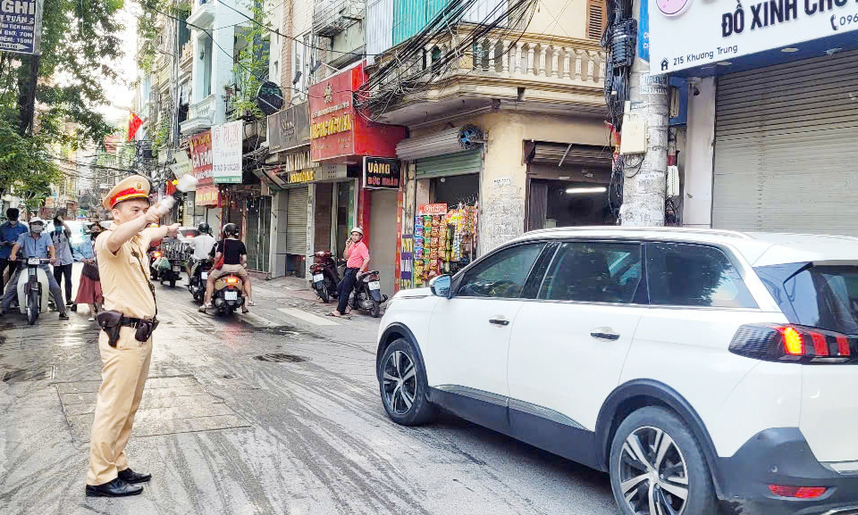 CSGT phân luồng tránh ùn tắc tại các tuyến đường.