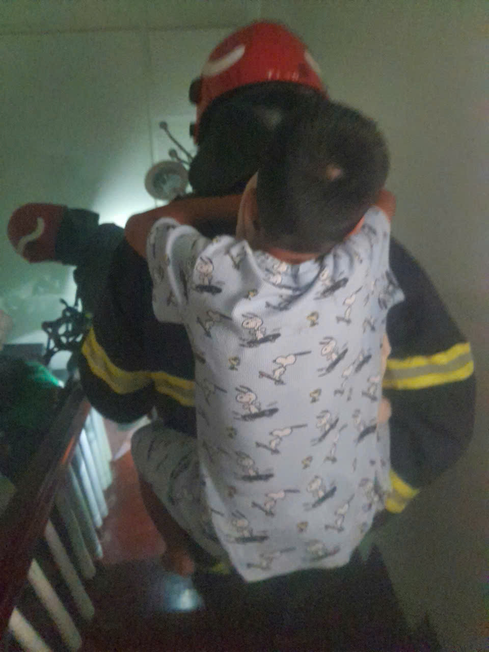 Lực lượng PCCC đưa nạn nhân mắc kẹt xuống dưới. Lực lượng PCCC đưa nạn nhân mắc kẹt xuống dưới.