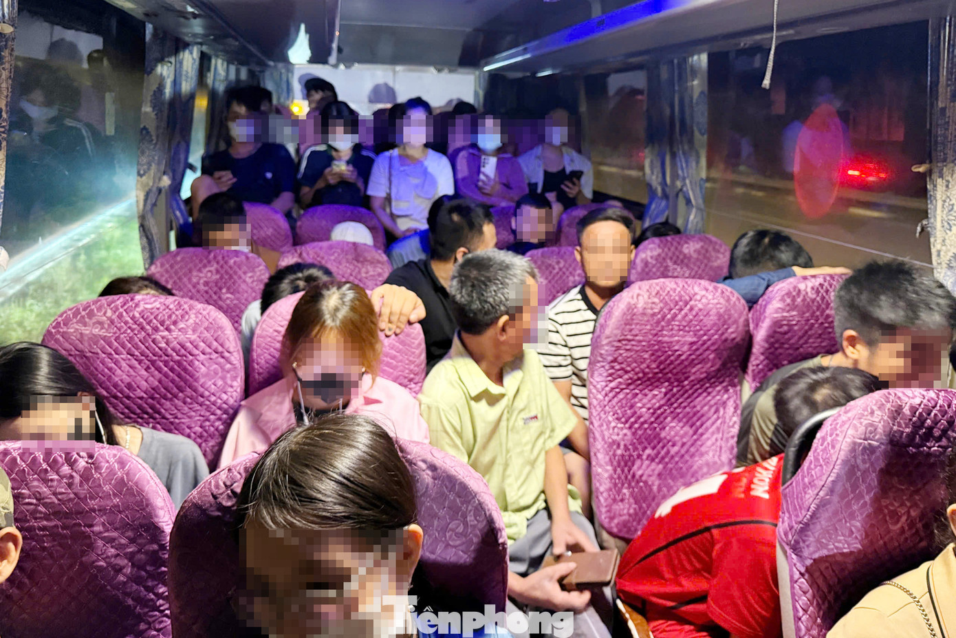 Xe khách 28 chỗ chở 40 hành khách.