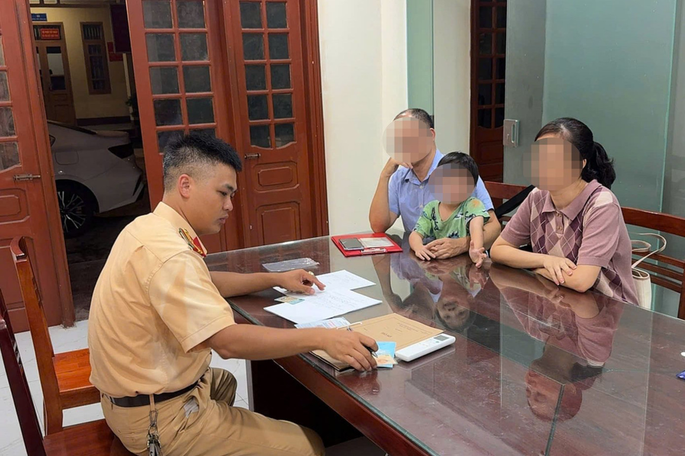 Chị H. làm việc với lực lượng CSGT.