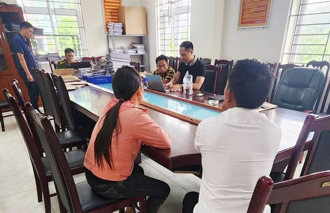 Anh H. và chị M. làm việc với cơ quan công an. Anh H. và chị M. làm việc với cơ quan công an.