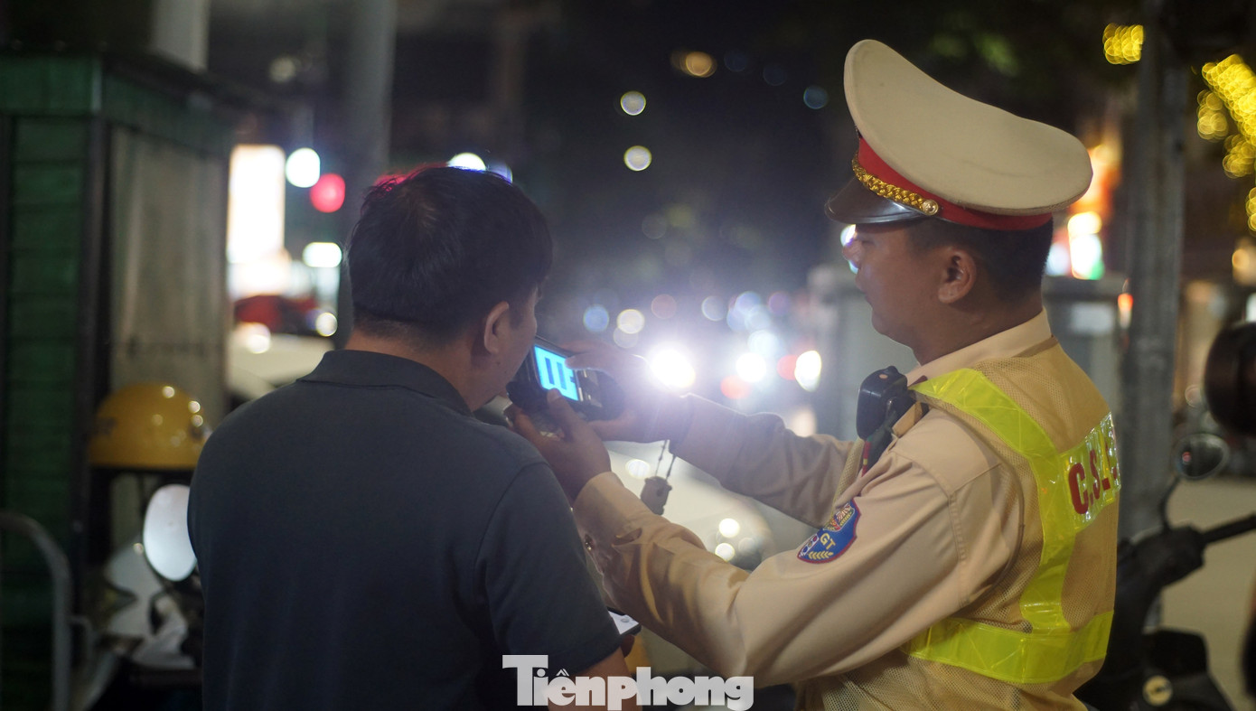 Nam tài xế vi phạm nồng độ cồn ở mức cao thừa nhận buổi trưa có uống bia.