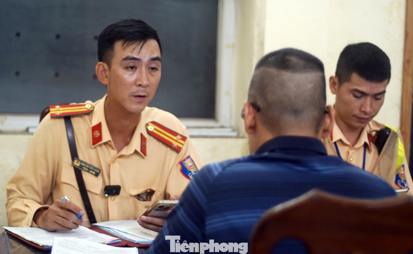 Nam tài xế thừa nhận có uống bia trong bữa cơm tối sau đó chở vợ, con đi "hóng gió".