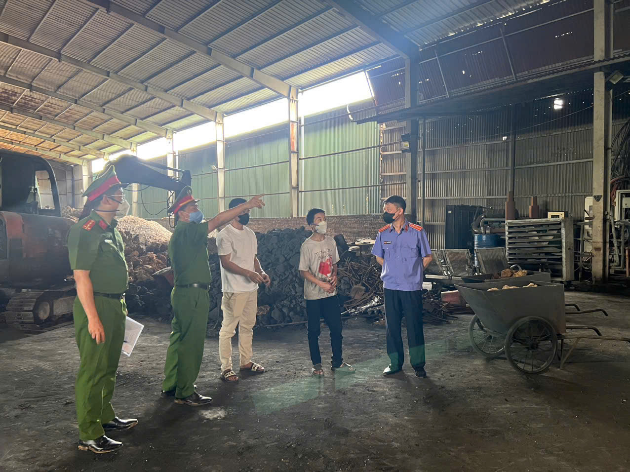 Lực lượng chức năng kiểm tra xưởng của các đối tượng.