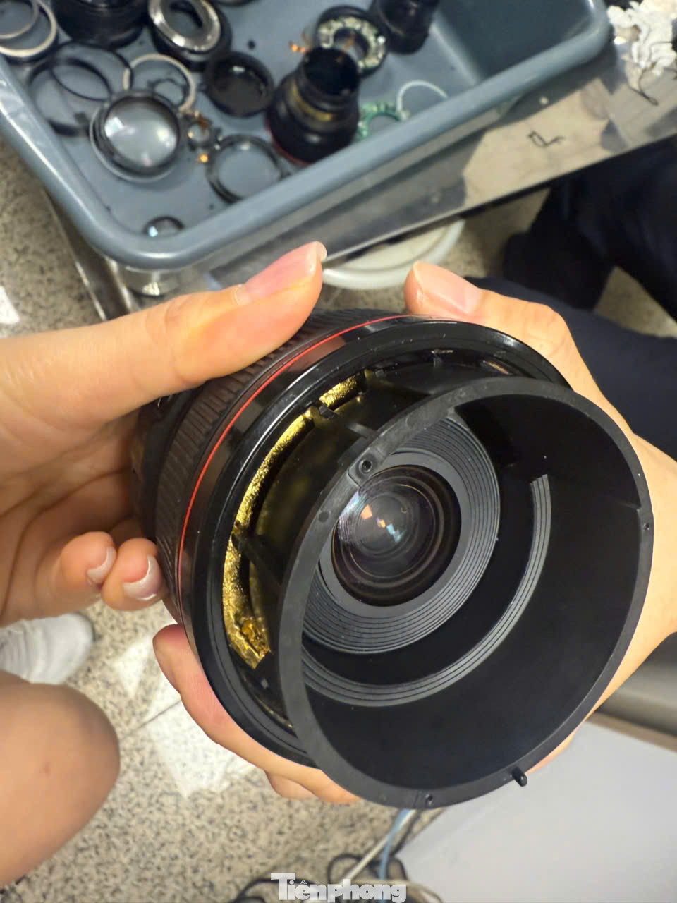 Những miếng kim loại màu vàng được cất giấu tinh vi bên trong ống kính máy ảnh. Những miếng kim loại màu vàng được cất giấu tinh vi bên trong ống kính máy ảnh.