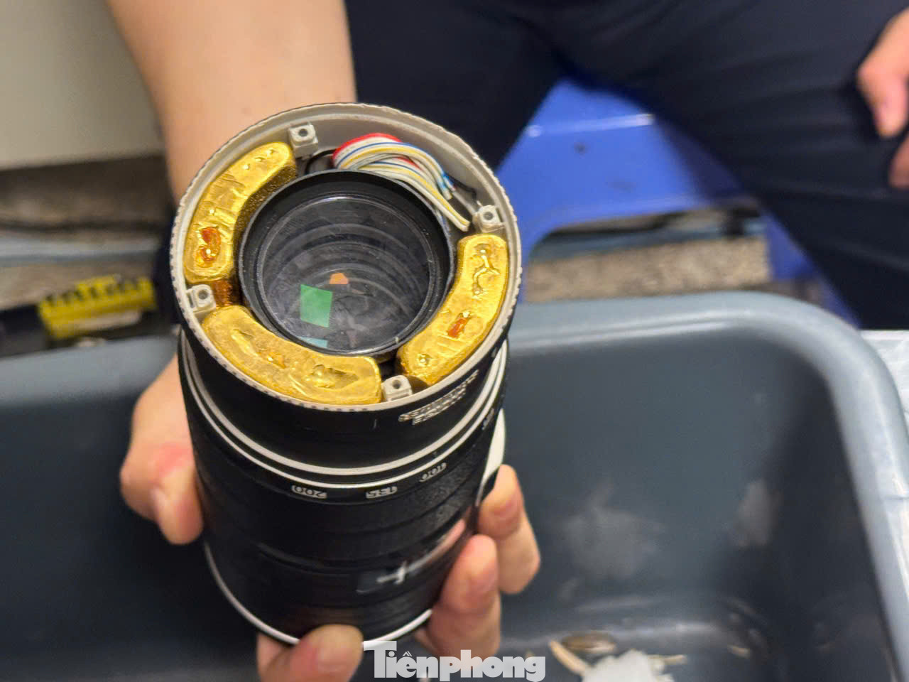 Kim loại nghi là vàng được cất giấu trong ống kính máy ảnh. Kim loại nghi là vàng được cất giấu trong ống kính máy ảnh.