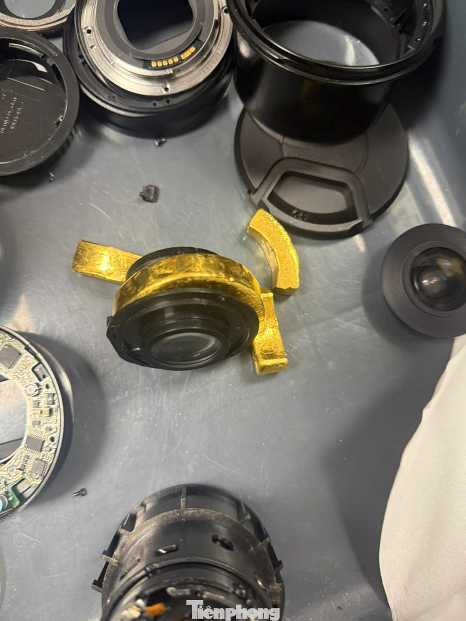 Lực lượng chức năng phát hiện 12 miếng kim loại màu vàng trong 4 ống kính. Lực lượng chức năng phát hiện 12 miếng kim loại màu vàng trong 4 ống kính.