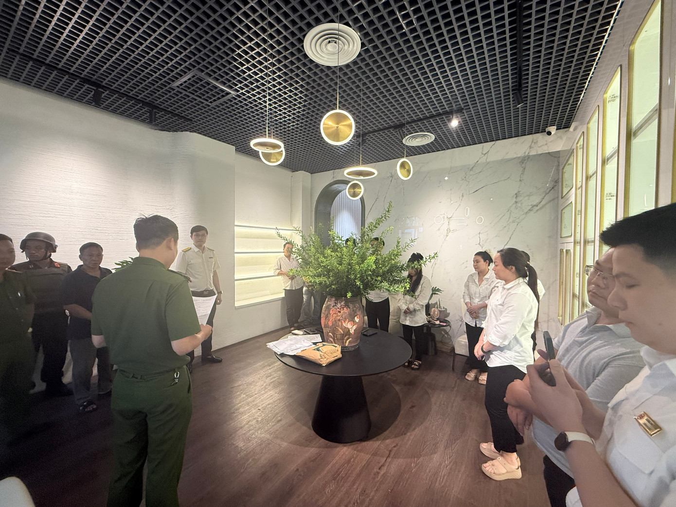 Cơ quan điều tra làm việc với các đối tượng liên quan. Cơ quan điều tra làm việc với các đối tượng liên quan.