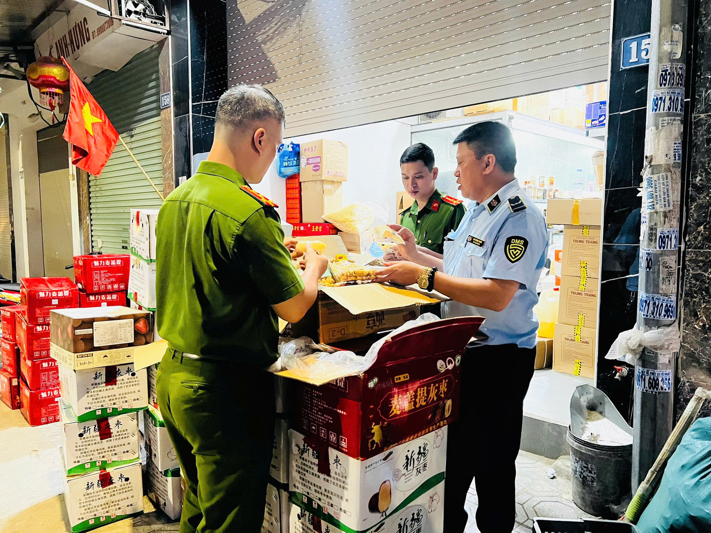 Lực lượng chức năng kiểm tra cơ sở ở La Phù.