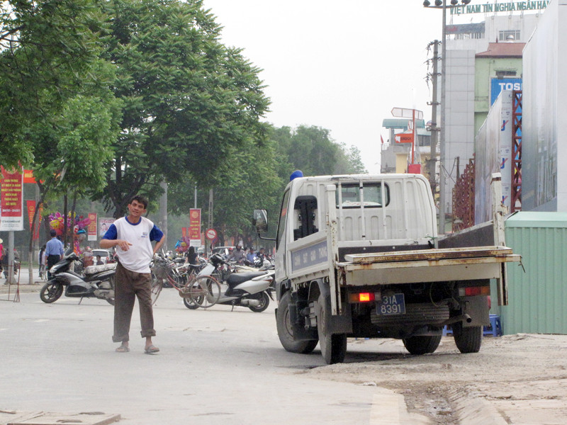 Một chiếc xe cảnh sát giao thông xuất hiện