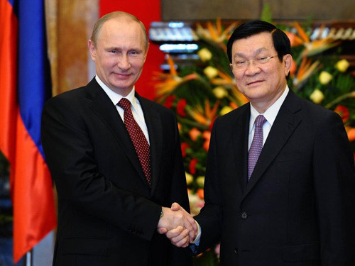 Siết chặt tay...