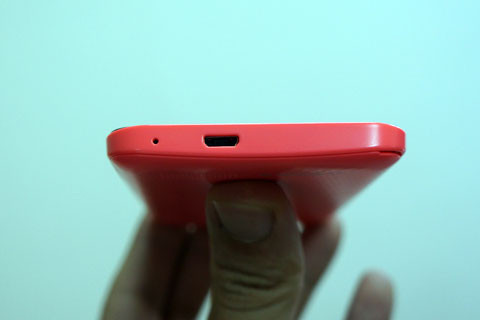 Cạnh dưới là khe cắm sạc và kết nối với thiết bị ngoại vi