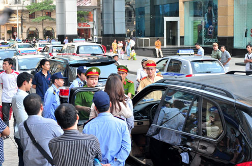  Chiếc xe BMW màu đen - nguyên nhân gây ách tắc một giờ gần trung tâm thương mại Vincom