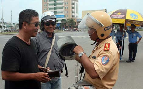 CSGT đứng chốt tại 4 trạm cửa ô Đà Nẵng được hỗ trợ 5 triệu đồng/tháng. CSGT đứng chốt tại 4 trạm cửa ô Đà Nẵng được hỗ trợ 5 triệu đồng/tháng