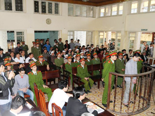 Từ sáng sớm rất đông các chiến sỹ công an, lực lượng bảo vệ có mặt để chuẩn bị an minh cho phiên tòa. Các phóng viên đã tới tòa từ rất sớm để chuẩn bị tác nghiệp, đưa tin. Luật sư Huỳnh - người bảo vệ lợi ích cho gia đình bị hại. Trong khi gia đình bị hại phẫn nộ, đau đớn... ... thì người nhà bị cáo Luyện lo lắng "ẩn" vào chỗ khuất. Ba bị cáo được áp tải tới tòa án và được hộ tống bởi khoảng gấn 300 chiến sĩ cảnh sát. Bị cáo Lê Văn Mến (bố của Lê Văn Luyện) bước vào tòa Khi thấy Lê Văn Luyện, người nhà cháu Bích đã xô tới kêu khóc, la ó đòi công bằng khiến lực lượng công an buộc phải áp tải cả ba bị cáo ra phòng Kiểm sát viên để bảo vệ. Lê Văn Luyện mặc quần bò áo sơ mi, khuôn mặt trắng trẻo gầy hơn lần xét xử sơ thẩm ngồi lặng thinh đợi phiên tòa bắt đầu. Lê Văn Luyện quay sang nhìn bố không nói được câu nào. Lê Văn Luyện lí nhí khai nhận toàn bộ quá trình gây án giết người, cướp vàng tại tiệm vàng Ngọc Bích Bị cáo Lê Văn Miên cho rằng vì quá thương con và hiểu biết pháp luật "nông cạn" nên mới bao che tội cho con mình. Tòan cảnh phiên tòa. Phiên tòa buổi sáng kết thúc, thấy gia đình bị hại quá bức xúc, rất nhiều cảnh sát vây quanh các bị cáo nhằm tránh xảy ra xô xát. Các bị cáo được áp tải lên xe trở về nơi giam giữ chuẩn bị cho phiên xử buổi chiều. Các bị cáo được tháo còng sau khi được dẫn giải tới phiên tòa Các bị cáo ngồi lặng lẽ trong vồng vây của lựng lượng bảo vệ trong khi gia đình người bị hại la ó. Lê Văn Luyện ngáp ngắn ngáp dài không cần lấy tay che... Và nắm chặt đôi tay đã cướp đi ba mạng người khi nghe gia đình bị hại và các luật sư tranh luận. Ông Trịnh Văn Tín - ông nội cháu Bích nêu những nghi vấn chưa sáng tỏ trong vụ án. Lê Văn Luyện lí nhí khi được nói lời cuối: "Bị cáo xin lỗi toàn xã hội và xin lỗi gia đình nạn nhân. Bị cáo mong được tòa giảm án cho mình và người thân” Các bị cáo cúi đầu nghe tòa tuyên án. Từ sáng sớm rất đông các chiến sỹ công an, lực lượng bảo vệ có mặt để chuẩn bị an minh cho phiên tòa. Các phóng viên đã tới tòa từ rất sớm để chuẩn bị tác nghiệp, đưa tin. Luật sư Huỳnh - người bảo vệ lợi ích cho gia đình bị hại. Trong khi gia đình bị hại phẫn nộ, đau đớn... ... thì người nhà bị cáo Luyện lo lắng "ẩn" vào chỗ khuất. Ba bị cáo được áp tải tới tòa án và được hộ tống bởi khoảng gấn 300 chiến sĩ cảnh sát. Bị cáo Lê Văn Mến (bố của Lê Văn Luyện) bước vào tòa Khi thấy Lê Văn Luyện, người nhà cháu Bích đã xô tới kêu khóc, la ó đòi công bằng khiến lực lượng công an buộc phải áp tải cả ba bị cáo ra phòng Kiểm sát viên để bảo vệ. Lê Văn Luyện mặc quần bò áo sơ mi, khuôn mặt trắng trẻo gầy hơn lần xét xử sơ thẩm ngồi lặng thinh đợi phiên tòa bắt đầu. Lê Văn Luyện quay sang nhìn bố không nói được câu nào. Lê Văn Luyện lí nhí khai nhận toàn bộ quá trình gây án giết người, cướp vàng tại tiệm vàng Ngọc Bích Bị cáo Lê Văn Miên cho rằng vì quá thương con và hiểu biết pháp luật "nông cạn" nên mới bao che tội cho con mình. Tòan cảnh phiên tòa. Phiên tòa buổi sáng kết thúc, thấy gia đình bị hại quá bức xúc, rất nhiều cảnh sát vây quanh các bị cáo nhằm tránh xảy ra xô xát. Các bị cáo được áp tải lên xe trở về nơi giam giữ chuẩn bị cho phiên xử buổi chiều. Các bị cáo được tháo còng sau khi được dẫn giải tới phiên tòa Các bị cáo ngồi lặng lẽ trong vồng vây của lựng lượng bảo vệ trong khi gia đình người bị hại la ó. Lê Văn Luyện ngáp ngắn ngáp dài không cần lấy tay che... Và nắm chặt đôi tay đã cướp đi ba mạng người khi nghe gia đình bị hại và các luật sư tranh luận. Ông Trịnh Văn Tín - ông nội cháu Bích nêu những nghi vấn chưa sáng tỏ trong vụ án. Lê Văn Luyện lí nhí khi được nói lời cuối: "Bị cáo xin lỗi toàn xã hội và xin lỗi gia đình nạn nhân. Bị cáo mong được tòa giảm án cho mình và người thân” Các bị cáo cúi đầu nghe tòa tuyên án.