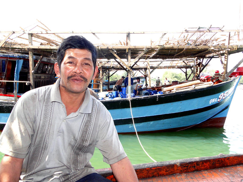 Vua câu mực kiêm "ca sĩ" Nguyễn Đình Hiệp. Vua câu mực kiêm