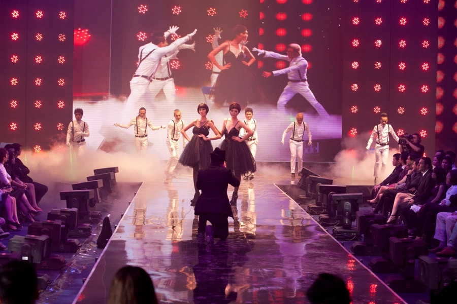 Hoàng Thùy và Trà My trong phần thi chụp ảnh