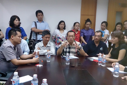 Ngày 16/10, Phó giám đốc phụ trách đầu tư tài chính PVC Land, Vũ Anh Tú giải trình với khách hàng về nguyên nhân chậm giao nhà