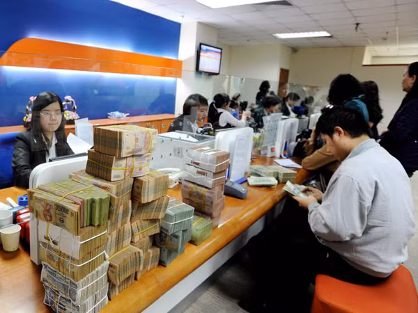 Giao dịch tại ngân hàng Ảnh: Hồng Vĩnh