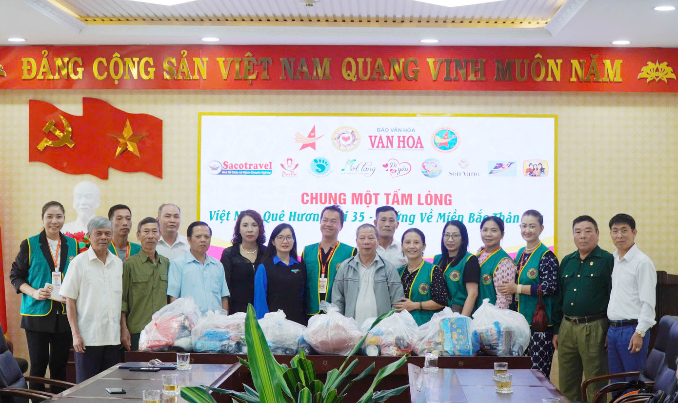 Ban Tổ chức và đơn vị tài trợ chụp ảnh cùng các nạn nhân chất độc da cam/Dioxin và người mù.