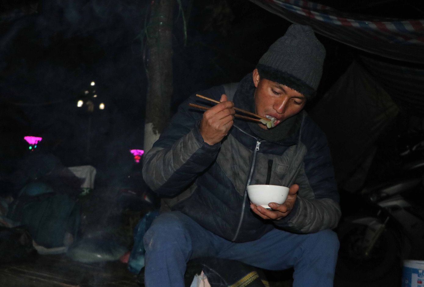 Anh Lù A Nam, người dân tộc Mông ở bản Sin Suối Hồ, huyện Phong Thổ chia sẻ, hàng năm cứ đến giáp Tết Nguyên đán anh lại cùng anh em người Mông xuống phố để bán địa lan. Là trụ cột chính trong gia đình có 7 người, anh Nam hy vọng sẽ bán được nhiều địa lan để có tiền ăn Tết vui vẻ.