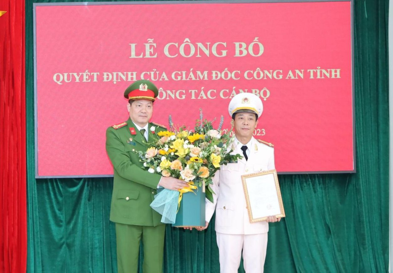 Đại tá Phạm Hải Đăng - Phó Giám đốc Công an tỉnh Lai Châu, trao quyết định bổ nhiệm và tặng hoa chúc mừng tân Phó trưởng Công an thành phố Lai Châu. Đại tá Phạm Hải Đăng - Phó Giám đốc Công an tỉnh Lai Châu, trao quyết định bổ nhiệm và tặng hoa chúc mừng tân Phó trưởng Công an thành phố Lai Châu.