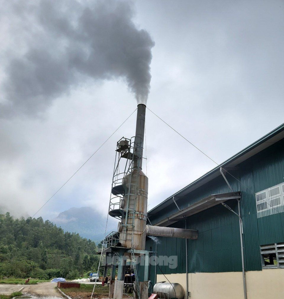 Theo người dân, khói từ Nhà máy chế biến mủ cao su có mùi hôi thối. Theo người dân, khói từ Nhà máy chế biến mủ cao su có mùi hôi thối.