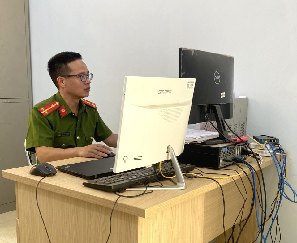 Ngoài nhiệm vụ chuyên môn, Đại úy Vũ Văn Chính luôn hướng về trẻ em nghèo vùng cao. Ngoài nhiệm vụ chuyên môn, Đại úy Vũ Văn Chính luôn hướng về trẻ em nghèo vùng cao.