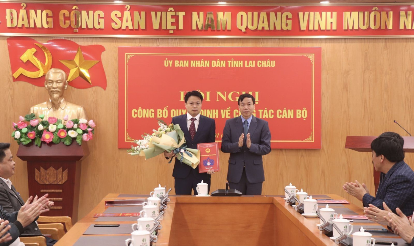 Chủ tịch UBND tỉnh Lai Châu Lê Văn Lương trao Quyết định và tặng hoa chúc mừng đồng chí Hoàng Minh Hải. Chủ tịch UBND tỉnh Lai Châu Lê Văn Lương trao Quyết định và tặng hoa chúc mừng đồng chí Hoàng Minh Hải.