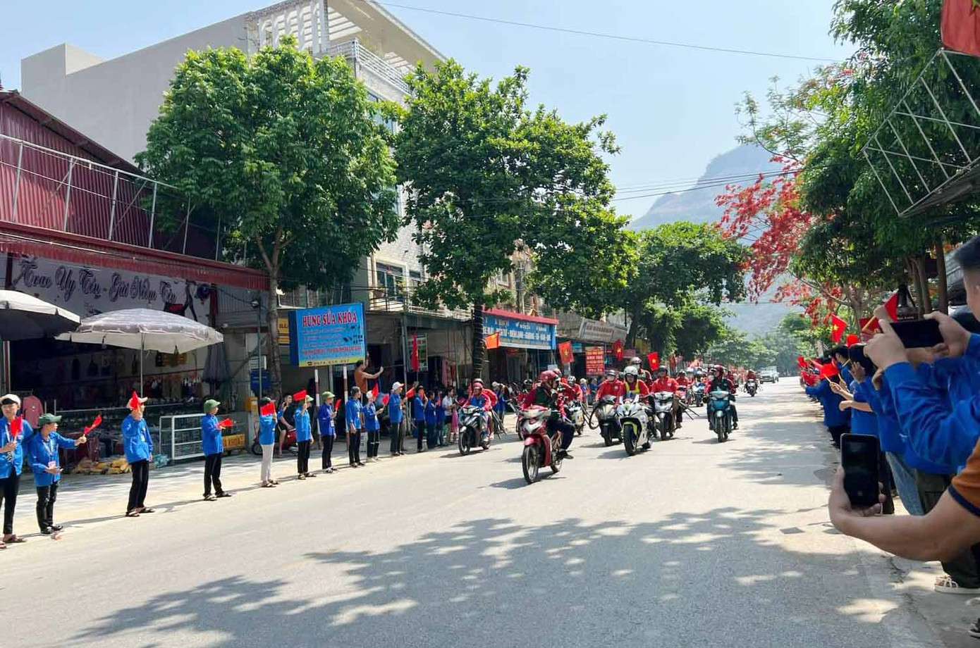 Ngập tràn màu áo xanh tình nguyện trên các tuyến đường tỉnh Điện Biên.