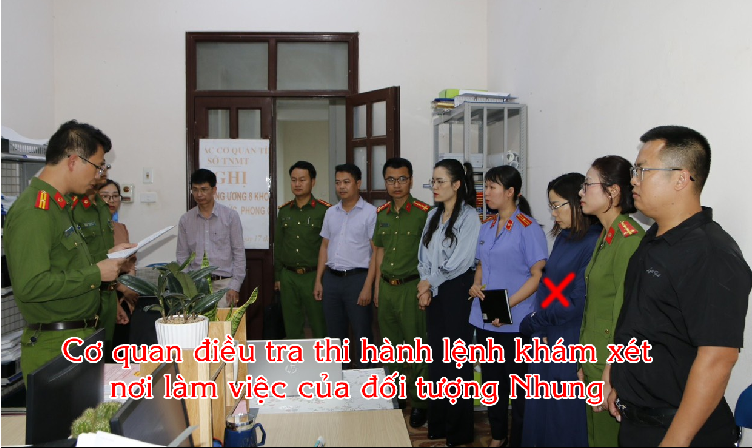 Cơ quan Cảnh sát điều tra, Công an tỉnh Lai Châu thi hành lệnh khám xét nơi làm việc của đối tượng Trịnh Thị Kim Nhung.