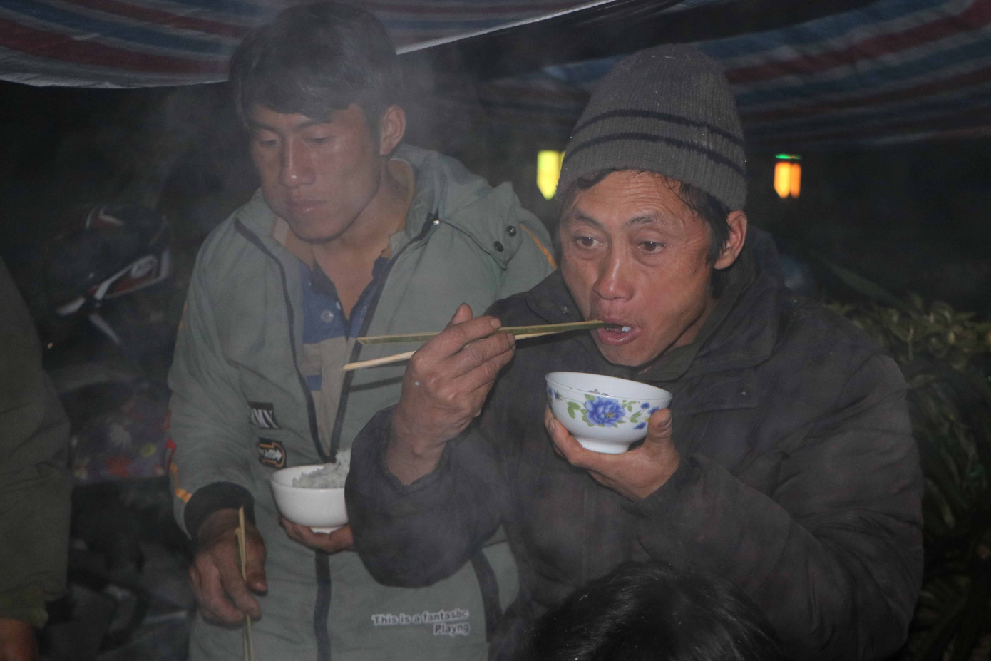 Không chỉ thanh niên, những người đàn ông trung niên cũng tham gia công việc với hy vọng có một cái Tết đủ đầy, sung túc.
