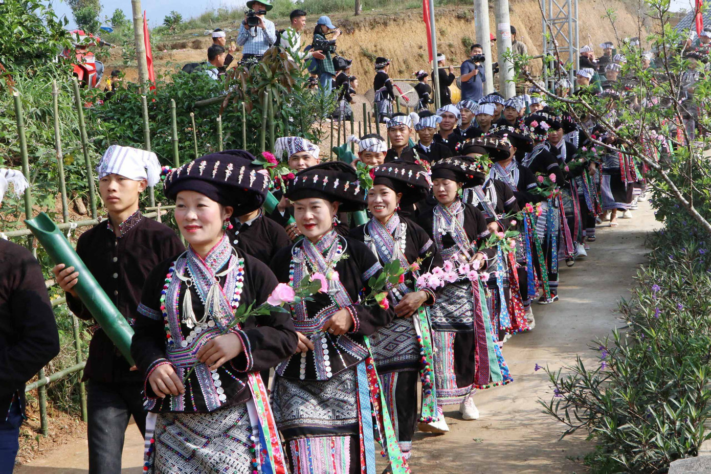 Đoàn người đi xin nước mưa để cúng tượng Phật trong chùa. Đoàn người đi xin nước mưa để cúng tượng Phật trong chùa.