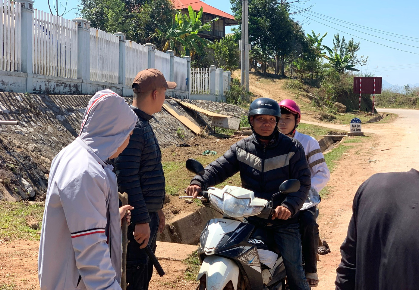 Công an tỉnh Lai Châu huy động hơn 400 cán bộ, chiến công an và các lực lượng khác lập chốt kiểm soát truy bắt đối tượng giết người Lò Văn Xươm.