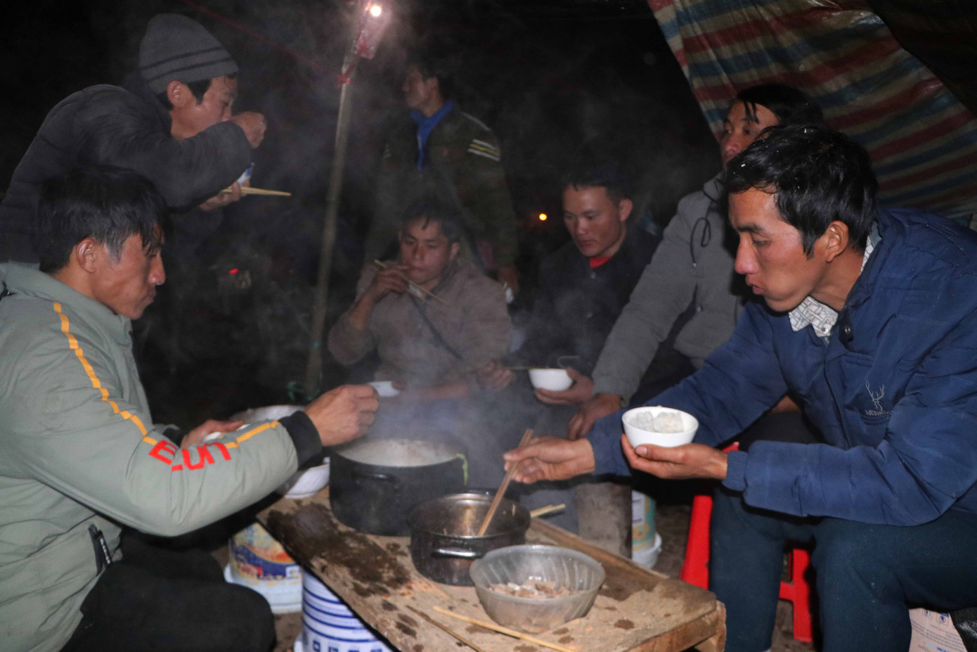 Theo người dân nơi đây, vào tháng 12 âm lịch hàng năm, bà con lại rủ nhau xuống phố để bán đào, địa lan nhằm kiếm thêm thu nhập với hy vọng có một cái Tết đầm ấm bên gia đình.