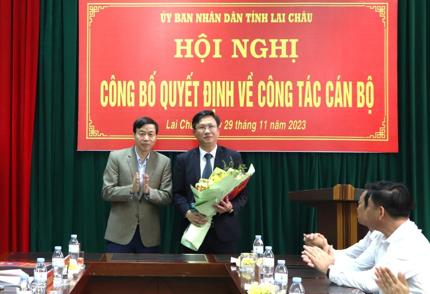 Chủ tịch UBND tỉnh Lai Châu Lê Văn Lương (trái) trao quyết định và tặng hoa chúc mừng tân Giám đốc Sở Ngoại vụ. Chủ tịch UBND tỉnh Lai Châu Lê Văn Lương (trái) trao quyết định và tặng hoa chúc mừng tân Giám đốc Sở Ngoại vụ.