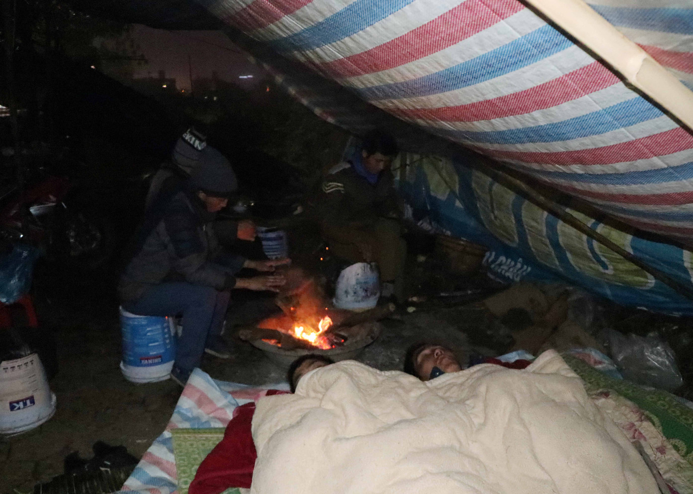 Sau một ngày làm việc mệt nhọc, người dân sưởi ấm và ngủ tạm trong túp lều sơ sài. Mặc dù công việc vất vả nhưng có thêm thu nhập trang trải cuộc sống vào ngày Tết nên bà con làm việc hết công suất.