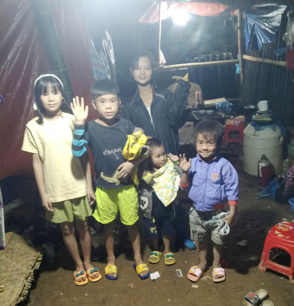 Gia đình anh Tẩn Chỉn Niền (8 người) sinh sống tạm trong lán bạt, trong đó có 5 cháu nhỏ. Gia đình anh Tẩn Chỉn Niền (8 người) sinh sống tạm trong lán bạt, trong đó có 5 cháu nhỏ.