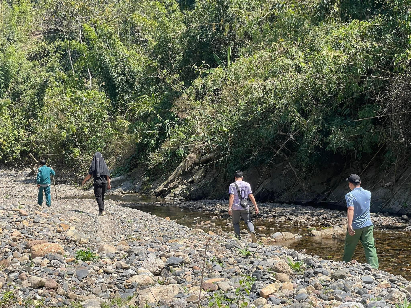 Lực lượng chức năng phải bám trắng đêm ăn mỳ tôm qua ngày ở các địa bàn, lối mòn để thực hiện nhiệm vụ.