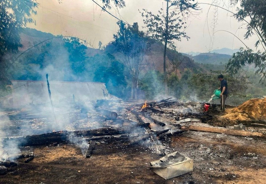 Hiện trường vụ cháy 3 ngôi nhà.