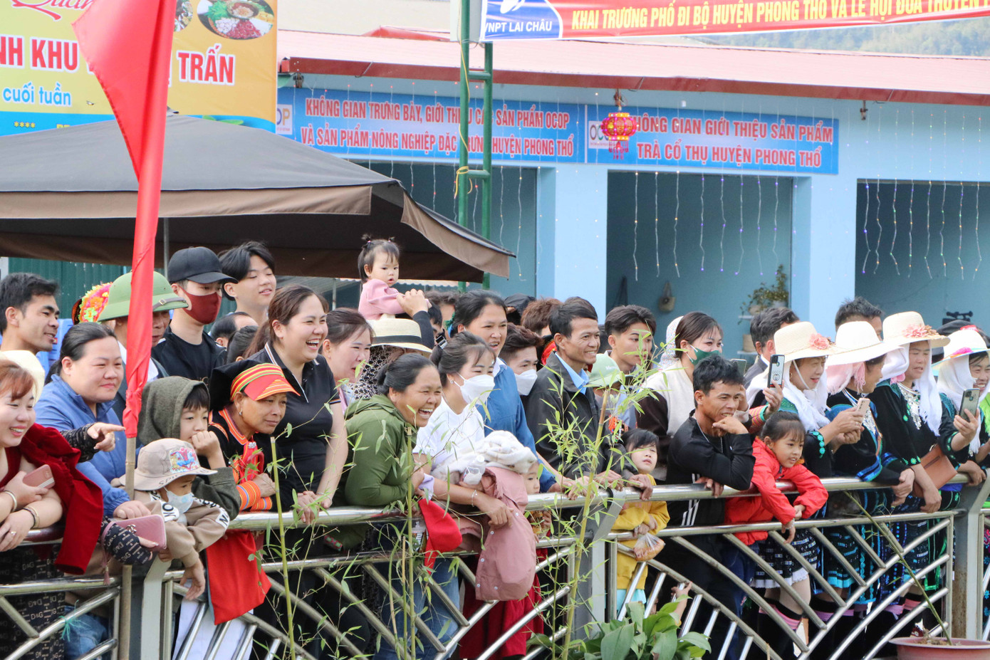 Cổ vũ các vận động viên đua thuyền.