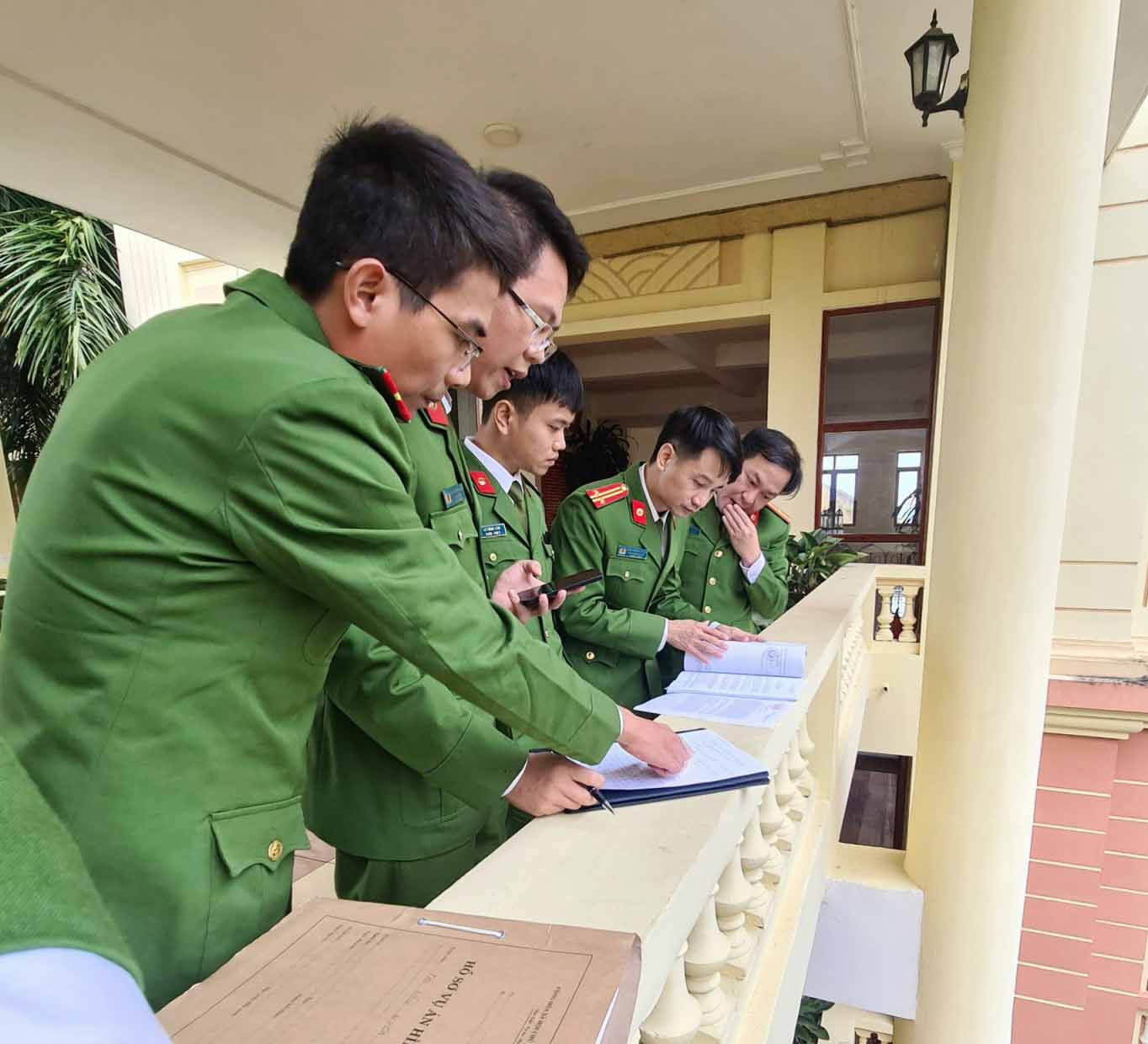 Thượng úy Nguyễn Văn Tùng (đầu tiên bên trái) cùng lãnh đạo, tập thể Phòng Cảnh sát kinh tế lập nhiều chiến công trên trận tuyến đấu tranh với tội phạm kinh tế, tham nhũng.