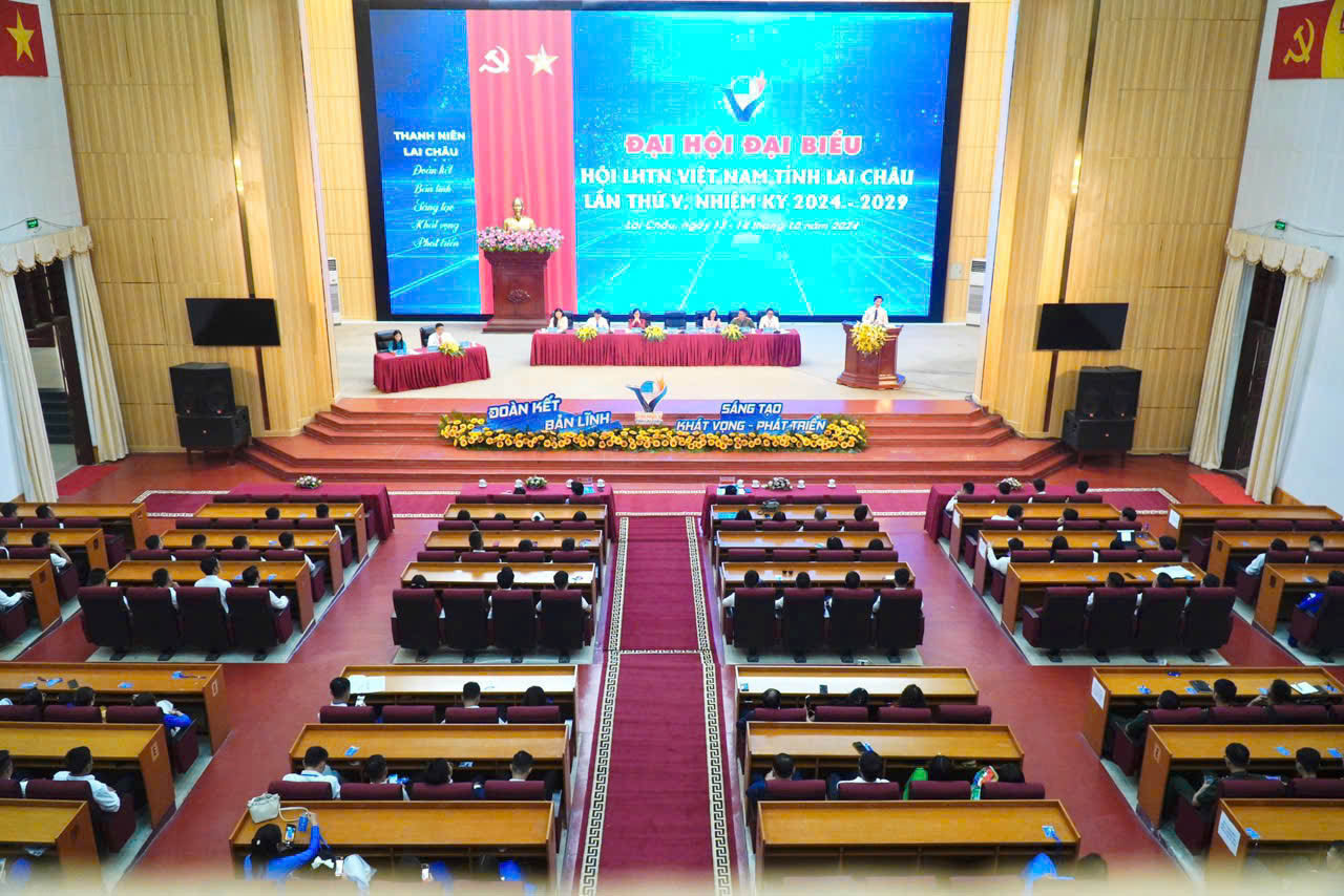 Quang cảnh phiên làm việc thứ nhất. Quang cảnh phiên làm việc thứ nhất.