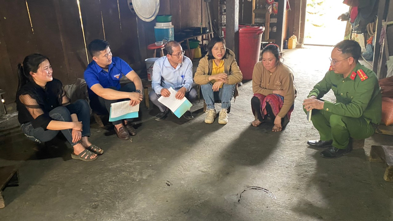 Lực lượng Công an phối hợp với chính quyền địa phương tuyên truyền gia đình hành vi vi phạm pháp luật về tảo hôn, hôn nhân cận huyết thống. Lực lượng Công an phối hợp với chính quyền địa phương tuyên truyền gia đình hành vi vi phạm pháp luật về tảo hôn, hôn nhân cận huyết thống.